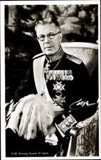 Ak König Gustav Adolf VI. von Schweden, Portrait in Uniform, Orden - 11450445