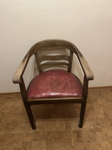 Antiker armlehnstuhl aus holz - aus,