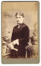 Fotografie H. & R. Styles, London Kensington, 8 High Street, Dame mit Mittelsch 