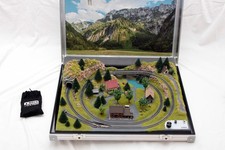 Noch 88313 Modellbahnkoffer Serfaus mit Märklin mini club Gleisen, Beleuchtung