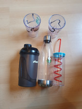 3 Trinkflaschen Plastik u 2 Plastik Gläser