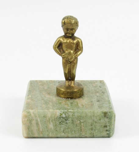 Metall figur auf marmor - metall,