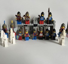 LEGO Ritter Konvolut: Sammlung Figuren, Waffen, Pferde und Mauerteil 