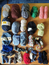 Wollreste Wolle rot braun grau grün schwarz blau rosa bunt Stricken Häkeln