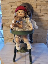 Puppenhochstuhl mit Puppe, Trittbrett und Ablage, Holz bemalt, Höhe ca. 39cm