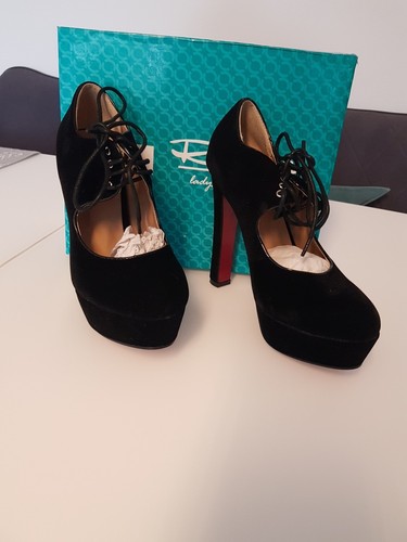 Schwarze high heels mit - high,