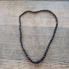 Schnur aus schwarzen Perlen