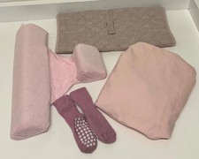 4 tlg: Playshoes Spannbetttuch, Seitenlagerungskissen, Wickelvorlage, WollSocken