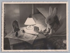 Stillleben Nachttischlampe Portrait Stoffhase - Altes Foto 1930er