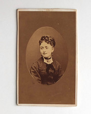 Hübsche junge Frau 3/4