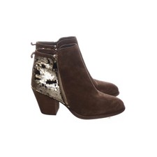 Miss Behave, Stiefeletten