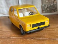 (RB)5025-4688, alter Plastik Pkw Fiat 127 mit Schwungrad, Spielzeug, Deko