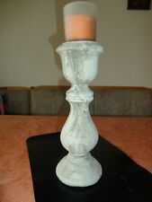 Kerzenständer in Form einer Säule,  mit Kerze als Windlicht
