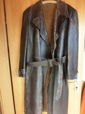 alter schwerer brauner Ledermantel