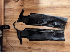 Schwarze Leder Motorrad Chaps