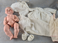 Antike Puppe mit Kleidung