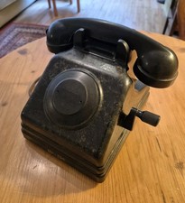Altes Bakelit-Telefon mit Kurbel