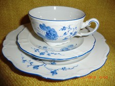 " VEB Weisswasser "  3tlg. Sammelgedeck - blaue Blumen - Handgemalt