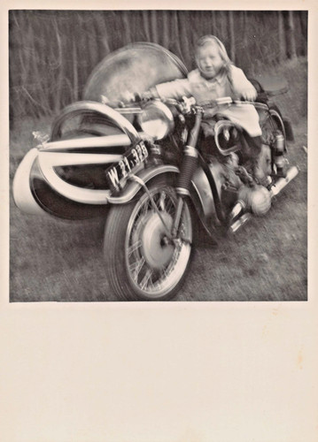 Kind sitzt auf - , motorrad