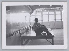 Dampfer AMERICA Frau sitzt auf Tischtennisplatte - Foto 1950er