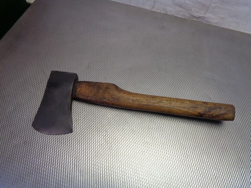 Altes geschmiedetes beil - altes,