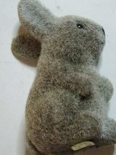 Osterhase groß grau sitzend