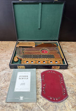alte Zither mit Holzkasten, Zitherschule v. Darr-Keller und Zubehör