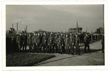 Orig. Foto 33.ID Soldaten in Friedhof b. Fabrik in MANNHEIM 1940