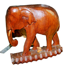 Großer alter Elefant aus Holz