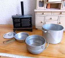 Puppenküche alter Metall Puppenherd mit Kaminrohr mit Töpfen Puppenstube