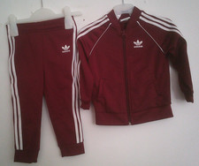 Dunkelroter Jogginganzug mit