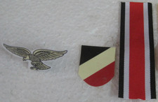 2 Helmabzeichen +  2