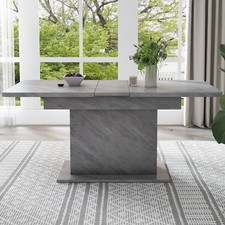 Ausziehbarer Esstisch mit