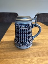 Bierkrug mit Zinndeckel von