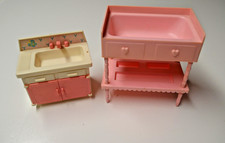 Waschbecken und Babybadewanne