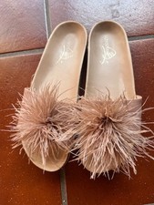 Pantolette in Leder mit Federn