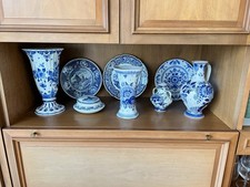 Delft Blau Drei Teller Zwei Vasen Ein Krug + Deckeldose