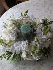 Blumenkranz mit Windlicht und Kerze von ABELLA Flora  / QVC