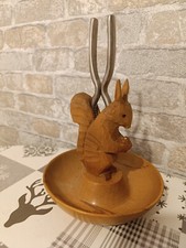 DDR Eichhörnchen aus Holz geschnitzt mit Schale + Nussknacker Metall Volkskunst