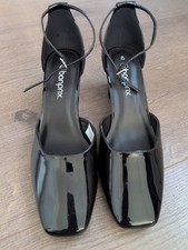 Lack- Pumps, schwarz mit Riemchen von Bonprix,Gr. 42,Neu!