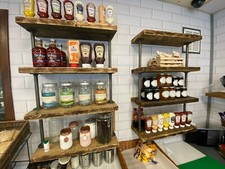 Industrielles Retro schrulliges Steampunk-Regal, ideal für Geschäfte, Bars Restaurants. Häuser