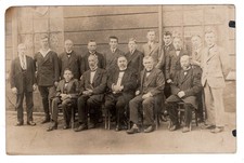 Duisburg 1922 – Gruppenfoto Männer, Erinnerung an Anstalt, RPPC - signiert TOP!