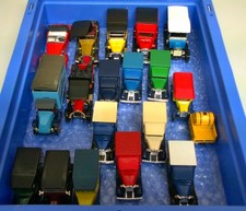 Eine Kiste gebrauchte Spielzeugautos Matchbox und Days Gone Yesteryear