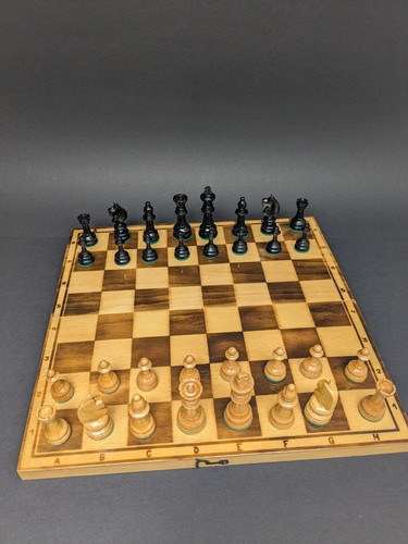 Altes schachspiel aus holz - altes,