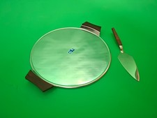 Kuchenplatte mit Schaufel, Edelstahl(?) mit Holzgriffen