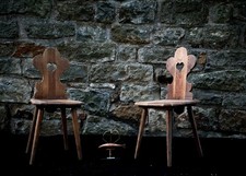 Zwei Bauernstühle, Herz-Schnitzerei, Eiche, Historismus, 1870-1890