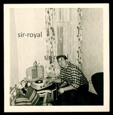 Sigi mit Kofferplattenspieler - Audio Technik Plattenspieler - Foto 8x8cm