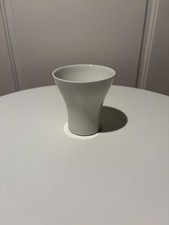 KPM Berlin Minivase Bechervase weiß Porzellan 8cm hoch, 7,6 cm Durchmesser