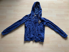 Blaue Strickjacke von
