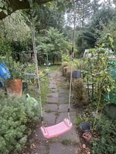 Gartenschaukel / Kinderschaukel für draußen – stabil, mit Seilen